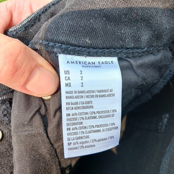 American Eagle Sz 2 Next Level Stretch Black Midi Denim Distressed Shorts - Picture 6 of 6